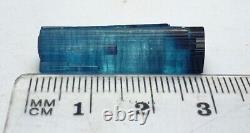 Cristal de pièce centrale en tourmaline indicolite de 3 grammes avec capuchon bleu