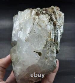 Cristal de quartz inclus de chlorite, formation intéressante, pièce de cabinet. 1180 grm