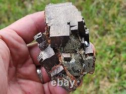 Cristaux de pyrrhotite en laiton rares, fins et lustrés, galène mineure, sidérite, Dalnegorsk