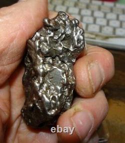 Énorme 136 Gm Campo Del Cielo Meteorite Crystal! Grande Grande Taille De Morceau Avec Le Stand