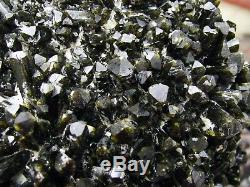 Épidote Gemmy Green Crystals Sur Matrix De Perú. Chef-d'oeuvre
