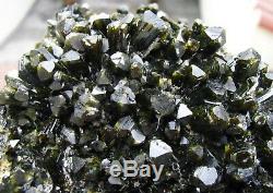 Épidote Gemmy Green Crystals Sur Matrix De Perú. Chef-d'oeuvre