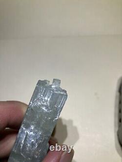 Fabuleux morceau d'aigue-marine avec enhydro visible provenant du quartz pakistanais