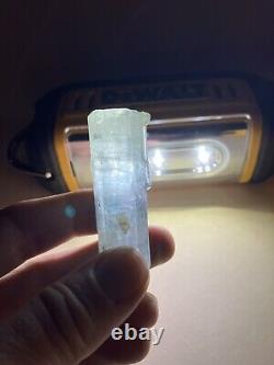Fabuleux morceau d'aigue-marine avec enhydro visible provenant du quartz pakistanais