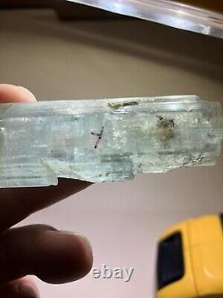Fabuleux morceau d'aquamarine avec enhydro visible de quartz du Pakistan