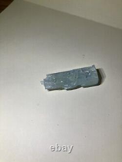 Fabuleux morceau d'aquamarine avec enhydro visible de quartz du Pakistan