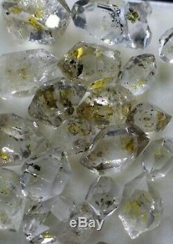 Fluorescent Dt Petroleum Diamant Cristaux De Quartz. 50 Carats Et 23 Pièces