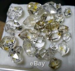 Fluorescent Dt Petroleum Diamant Cristaux De Quartz. 50 Carats Et 23 Pièces