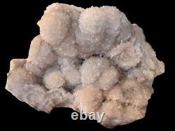 Grand morceau d'affichage en quartz avec des cristaux.