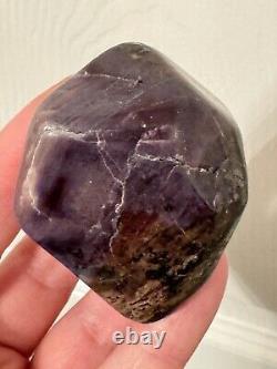 Grand morceau de cristal de sugilite rare et magnifique