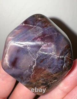 Grand morceau de cristal de sugilite rare et magnifique