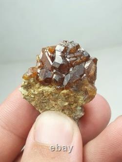 Groupe de grenats hessonites sur matrice avec éclat brillant (lot de 12 pièces)