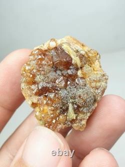 Groupe de grenats hessonites sur matrice avec éclat brillant (lot de 12 pièces)