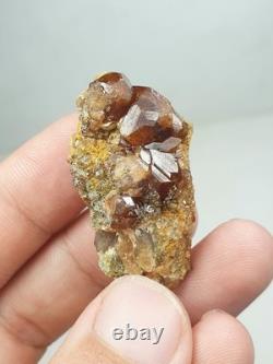 Groupe de grenats hessonites sur matrice avec éclat brillant (lot de 12 pièces)