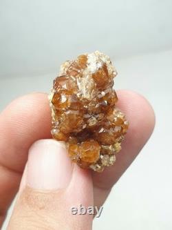 Groupe de grenats hessonites sur matrice avec éclat brillant (lot de 12 pièces)