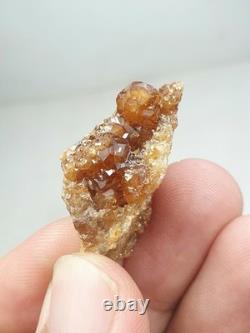 Groupe de grenats hessonites sur matrice avec éclat brillant (lot de 12 pièces)