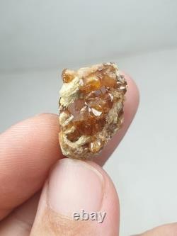 Groupe de grenats hessonites sur matrice avec éclat brillant (lot de 12 pièces)