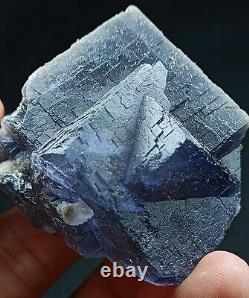 Groupe de spécimens de cristaux cubiques de fluorite couleur bleu violacé de 3kg - Pk 22 pièces