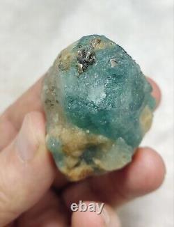 Incroyable rare morceau unique de Grandidierite brute de 111 grammes