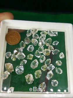 Les Cristaux De Diamant Petrolium 42 Pièces Avec Essence Visible Jaune À L'intérieur