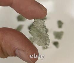 Lot de 15 pièces de moldavite 11,94 gr 59,7 ct Petits cristaux Grade régulier avec COA