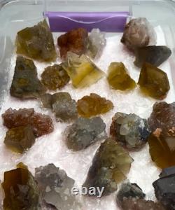 Lot de 24 pièces de fluorite avec quartz en habitude de Cumberland