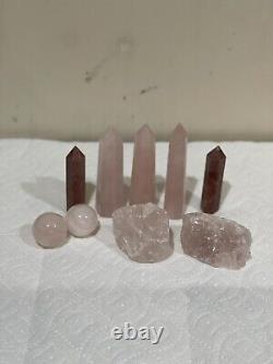 Lot de sphères/tours en pierre de quartz rose naturel et de pièces brutes.