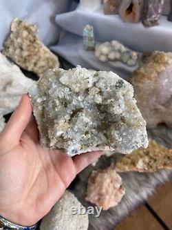 Pièce d'apophyllite debout avec cristaux scintillants en druzy