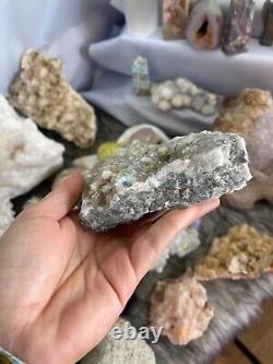 Pièce d'apophyllite debout avec cristaux scintillants en druzy