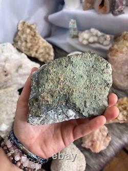 Pièce d'apophyllite debout avec cristaux scintillants en druzy