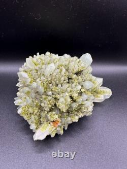 Pièce de collection : un cluster de quartz épidote