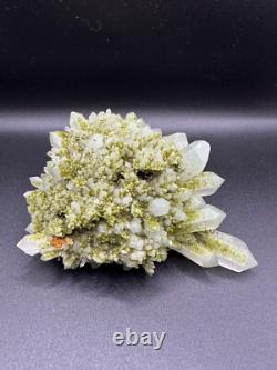 Pièce de collection : un cluster de quartz épidote