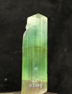 Pièce de cristal de tourmaline d'une belle couleur verte de 17 grammes en provenance d'Afghanistan
