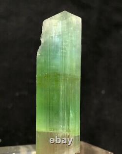 Pièce de cristal de tourmaline d'une belle couleur verte de 17 grammes en provenance d'Afghanistan