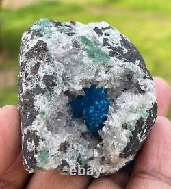 Pièce debout de cavansite dans une géode de heulandite, spécimens de cristaux et minéraux.