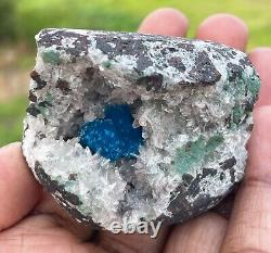 Pièce debout de cavansite dans une géode de heulandite, spécimens de cristaux et minéraux.