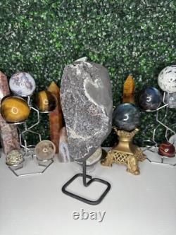 Pièce maîtresse en cristal d'améthyste sur support