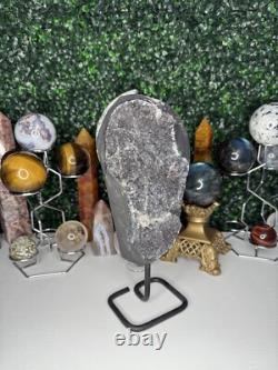 Pièce maîtresse en cristal d'améthyste sur support