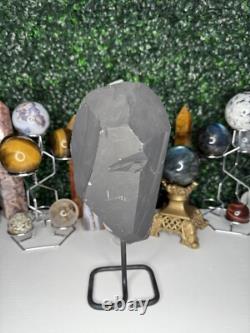 Pièce maîtresse en cristal d'améthyste sur support