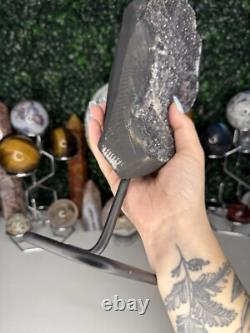 Pièce maîtresse en cristal d'améthyste sur support