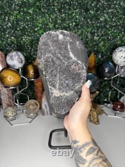 Pièce maîtresse en cristal d'améthyste sur support