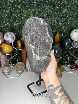 Pièce maîtresse en cristal d'améthyste sur support