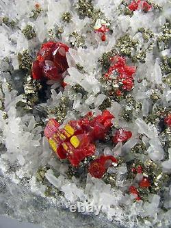 Realgar Crimson Red, Pyrite, Selenite - Clear Quartz Du Pérou. Pièce Maîtresse