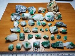 Spécimen D’émeraude Naturelle De 680 Grammes 32 Pièces De La Mine Swat Pakistan