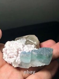 Spécimen de cristaux de tourmaline naturelle bicolore 1 pièce, poids de 476 carats.