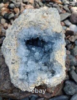 Spécimen de géode en cristal de célestite bleue naturelle, 5lb 2.8oz, pièce d'exposition.