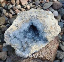Spécimen de géode en cristal de célestite bleue naturelle, 5lb 2.8oz, pièce d'exposition.