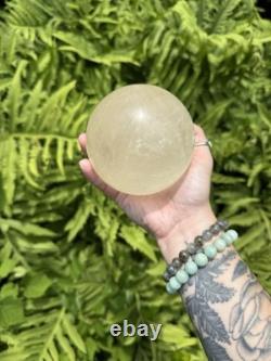 Sphère en calcite, pièce d'affirmation