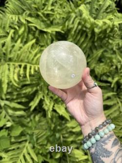 Sphère en calcite, pièce d'affirmation