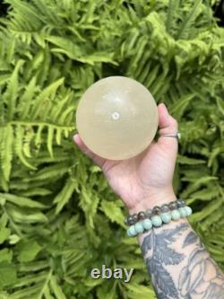 Sphère en calcite, pièce d'affirmation